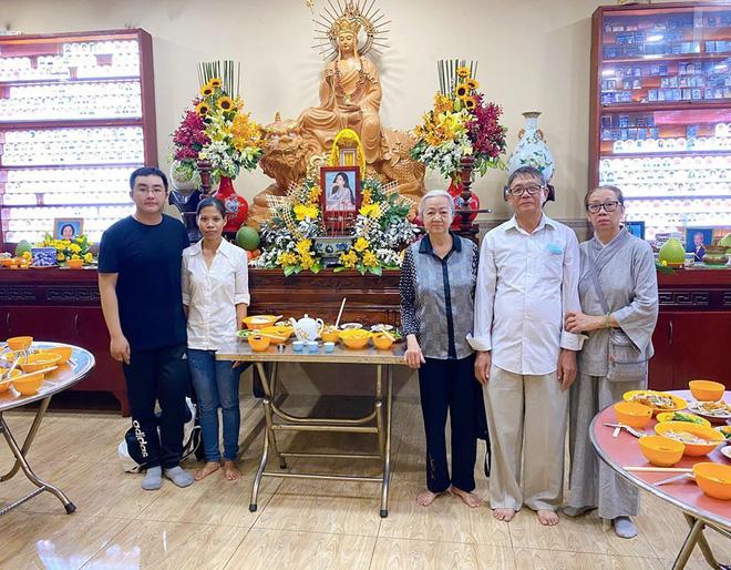 Bố mẹ Phùng Ngọc Huy thay mặt con trai làm lễ cúng 100 ngày cho Mai Phương, xuất hiện bên bảo mẫu bé Lavie-1