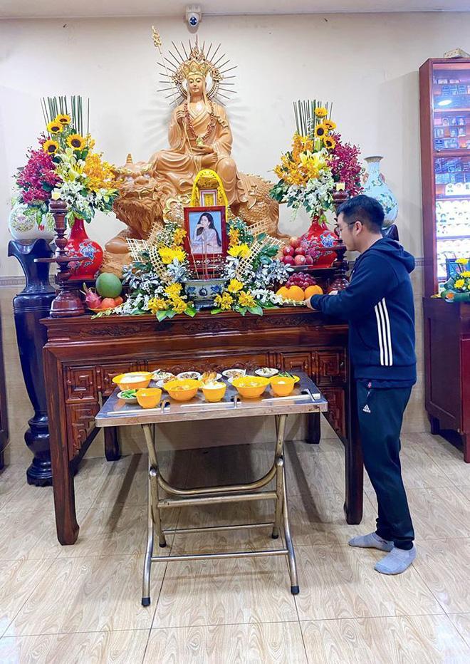 Bố mẹ Phùng Ngọc Huy thay mặt con trai làm lễ cúng 100 ngày cho Mai Phương