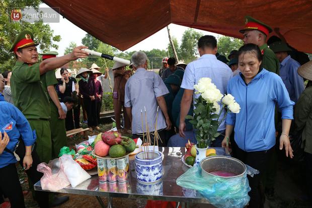 Đám tang lặng lẽ của bé sơ sinh bị mẹ bỏ rơi dưới hố gas, không có người thân bên cạnh: Con mạnh mẽ lắm rồi, yên nghỉ nhé-10