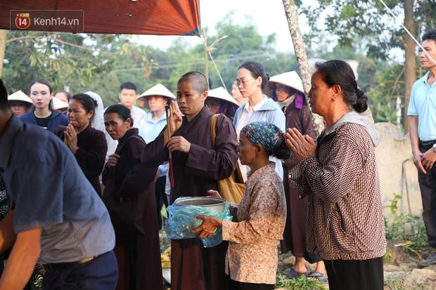 Đám tang lặng lẽ của bé sơ sinh bị mẹ bỏ rơi dưới hố gas, không có người thân bên cạnh: Con mạnh mẽ lắm rồi, yên nghỉ nhé-11