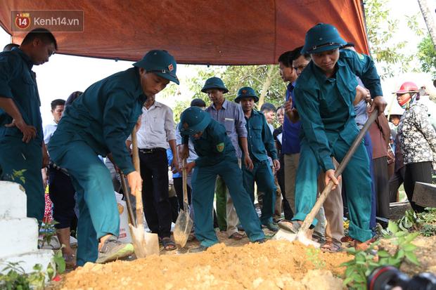 Đám tang lặng lẽ của bé sơ sinh bị mẹ bỏ rơi dưới hố gas, không có người thân bên cạnh: Con mạnh mẽ lắm rồi, yên nghỉ nhé-12