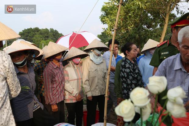 Đám tang lặng lẽ của bé sơ sinh bị mẹ bỏ rơi dưới hố gas, không có người thân bên cạnh: Con mạnh mẽ lắm rồi, yên nghỉ nhé-13