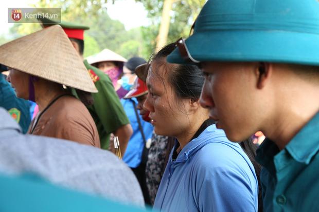 Đám tang lặng lẽ của bé sơ sinh bị mẹ bỏ rơi dưới hố gas, không có người thân bên cạnh: Con mạnh mẽ lắm rồi, yên nghỉ nhé-15