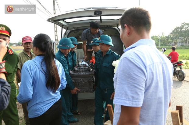 Đám tang lặng lẽ của bé sơ sinh bị mẹ bỏ rơi dưới hố gas, không có người thân bên cạnh: Con mạnh mẽ lắm rồi, yên nghỉ nhé-2