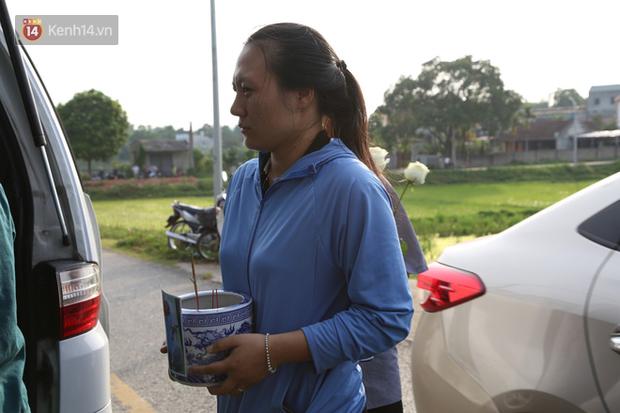 Đám tang lặng lẽ của bé sơ sinh bị mẹ bỏ rơi dưới hố gas, không có người thân bên cạnh: Con mạnh mẽ lắm rồi, yên nghỉ nhé-3