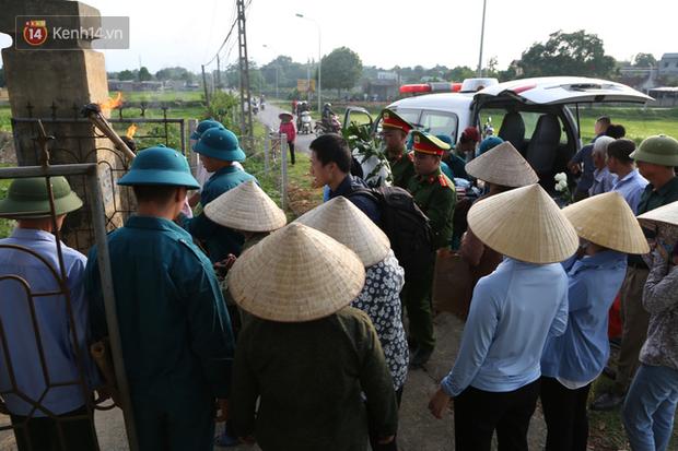 Đám tang lặng lẽ của bé sơ sinh bị mẹ bỏ rơi dưới hố gas, không có người thân bên cạnh: Con mạnh mẽ lắm rồi, yên nghỉ nhé-4