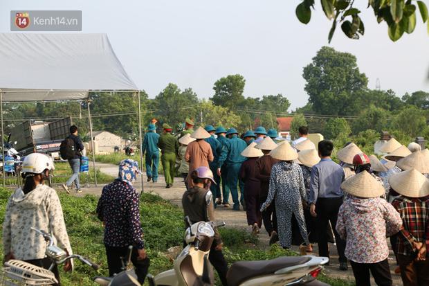 Đám tang lặng lẽ của bé sơ sinh bị mẹ bỏ rơi dưới hố gas, không có người thân bên cạnh: Con mạnh mẽ lắm rồi, yên nghỉ nhé-5