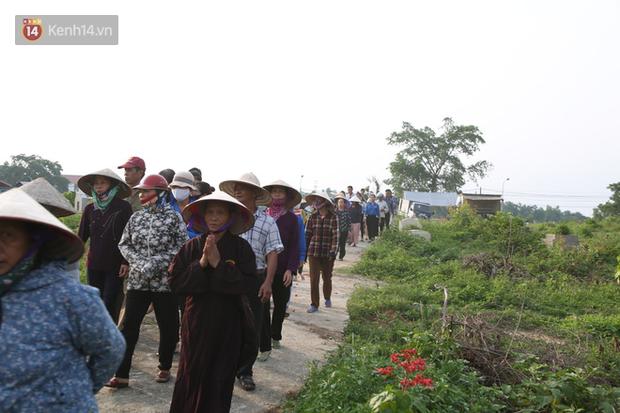 Đám tang lặng lẽ của bé sơ sinh bị mẹ bỏ rơi dưới hố gas, không có người thân bên cạnh: Con mạnh mẽ lắm rồi, yên nghỉ nhé-7