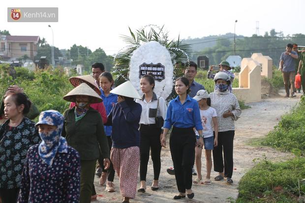 Đám tang lặng lẽ của bé sơ sinh bị mẹ bỏ rơi dưới hố gas, không có người thân bên cạnh: Con mạnh mẽ lắm rồi, yên nghỉ nhé-9