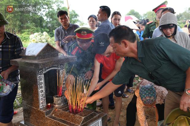 Đám tang lặng lẽ của bé sơ sinh bị mẹ bỏ rơi dưới hố gas, không có người thân bên cạnh: Con mạnh mẽ lắm rồi, yên nghỉ nhé-17