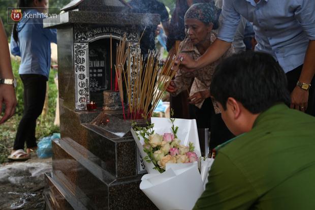 Đám tang lặng lẽ của bé sơ sinh bị mẹ bỏ rơi dưới hố gas, không có người thân bên cạnh: Con mạnh mẽ lắm rồi, yên nghỉ nhé-18