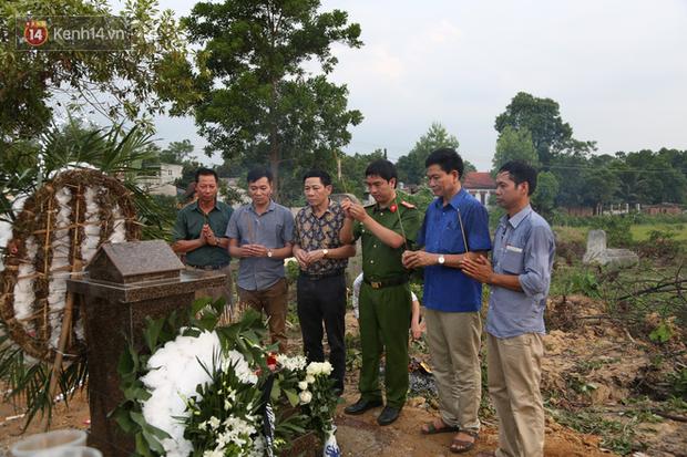 Đám tang lặng lẽ của bé sơ sinh bị mẹ bỏ rơi dưới hố gas, không có người thân bên cạnh: Con mạnh mẽ lắm rồi, yên nghỉ nhé-19