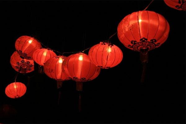 Trang trí lồng đèn đỏ gần giường – mẹo phong thủy kích hoạt vận may đường con cái-1