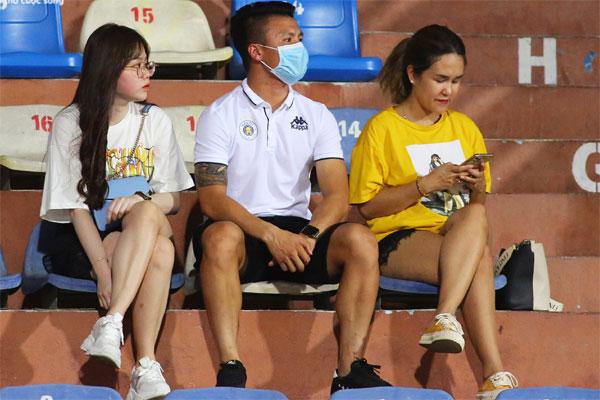 Quang Hải, Huỳnh Anh tình tứ ngồi khán đài xem Hà Nội FC thi đấu-1