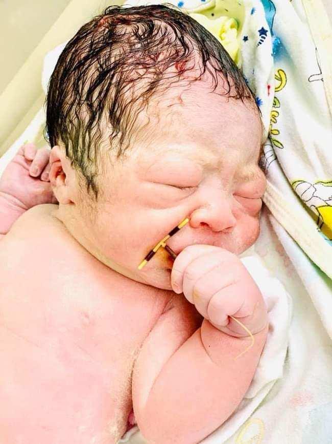 Sự thật em bé chào đời cầm vòng tránh thai trên tay ở Hải Phòng-1