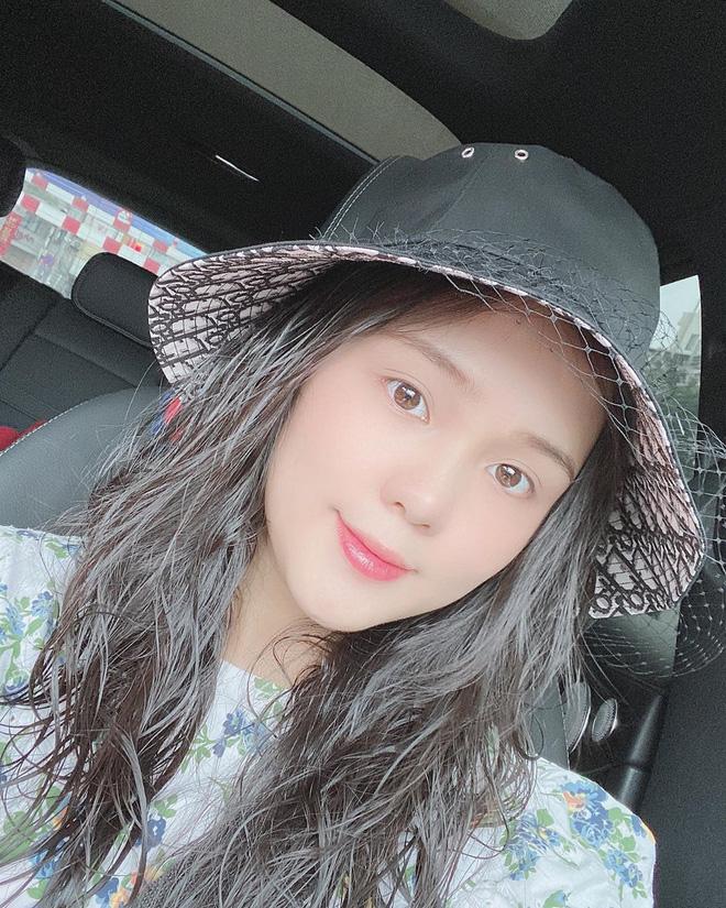 Đập hộp túi hiệu nửa tỷ để... đựng bỉm, cân nặng của bà xã Đỗ Duy Mạnh còn khiếp hơn!-1