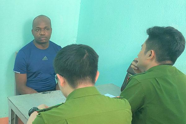 Người phụ nữ nhẹ dạ cả tin bị ông Tây quen qua Facebook hứa tặng tiền vàng rồi lừa gần 1 tỉ đồng-1