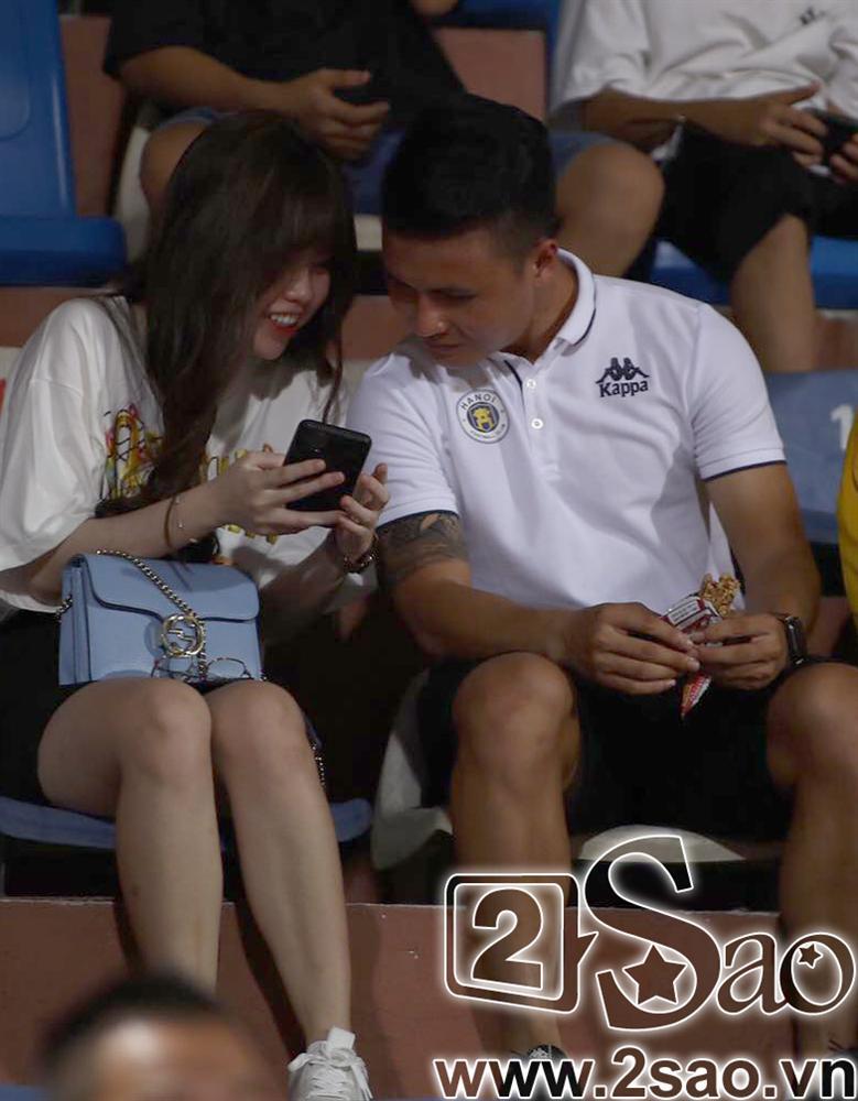 Sau scandal đâm Mẹc vào ngõ cụt, Quang Hải ra sân có vệ sĩ bảo vệ như sao hạng A-3