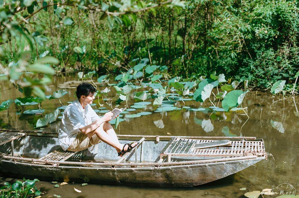 Đâu chỉ con gái chụp sen mới đẹp, chàng trai chơi lớn tung bộ ảnh như chàng thơ ở Ninh Bình-2