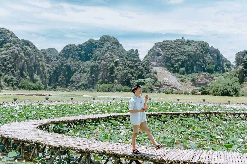 Đâu chỉ con gái chụp sen mới đẹp, chàng trai chơi lớn tung bộ ảnh như chàng thơ ở Ninh Bình-4