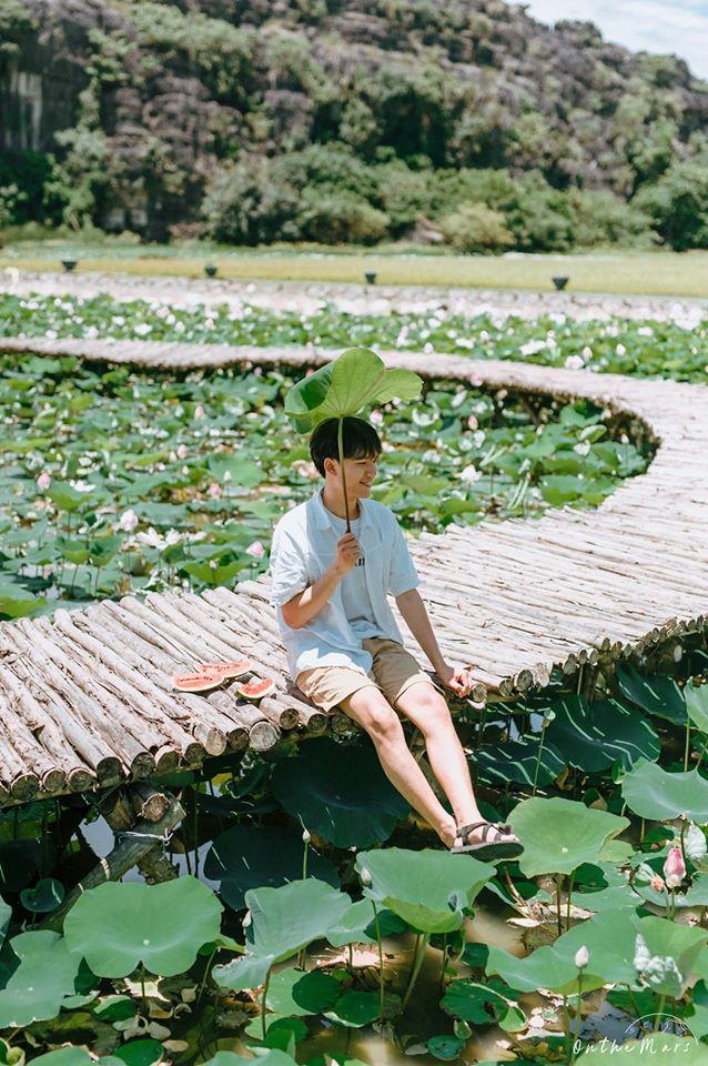 Đâu chỉ con gái chụp sen mới đẹp, chàng trai chơi lớn tung bộ ảnh như chàng thơ ở Ninh Bình-5