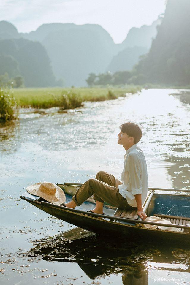 Đâu chỉ con gái chụp sen mới đẹp, chàng trai chơi lớn tung bộ ảnh như chàng thơ ở Ninh Bình-7