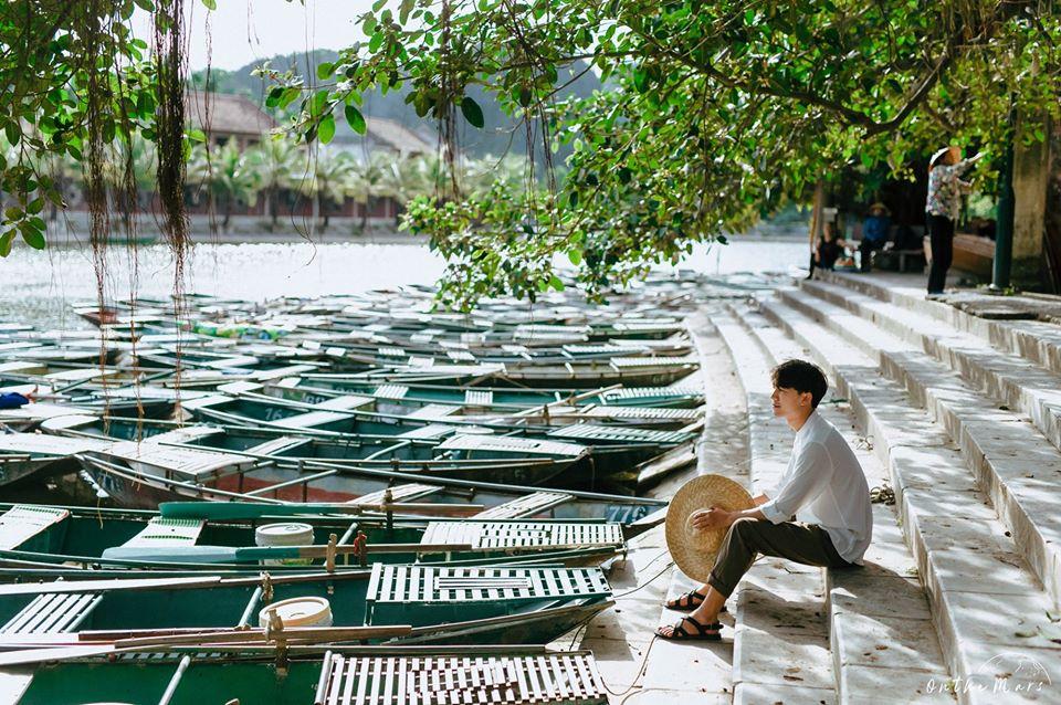 Đâu chỉ con gái chụp sen mới đẹp, chàng trai chơi lớn tung bộ ảnh như chàng thơ ở Ninh Bình-8