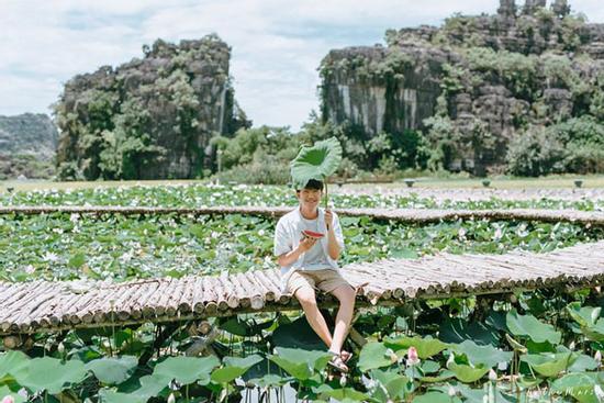 Đâu chỉ con gái chụp sen mới đẹp, chàng trai chơi lớn tung bộ ảnh như 'chàng thơ' ở Ninh Bình