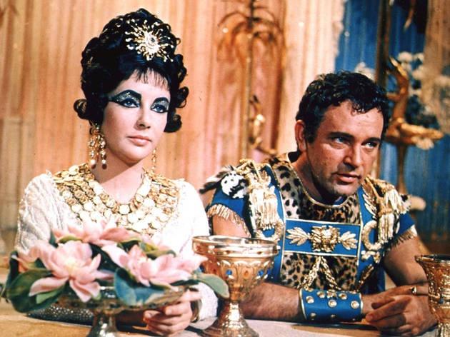 Một phần ba tổng thời lượng của Cleopatra (1963): Cleopatra là bộ phim thành công nhất phòng vé Bắc Mỹ năm 1963. Tuy nhiên, quá trình sản xuất phim đã gặp rất nhiều trắc trở: phim trường phải di chuyển từ Anh sang Italy, tai nạn phim trường đã khiến Elizabeth Taylor suýt mất mạng và phải làm phẫu thuật mở khí quản. Trong phòng dựng, bản phim ban đầu dài 6 tiếng đã bị ép thời lượng xuống còn 3 tiếng, đồng nghĩa với việc một nửa số cảnh quay không được sử dụng. Kết quả, doanh thu phòng vé 57,8 triệu USD của Cleopatra khi ấy vẫn chưa đủ đề bộ phim hòa vốn.