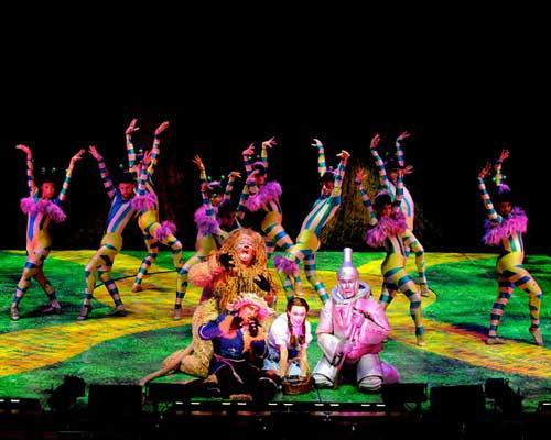 Điệu nhảy Jitterbug trong The Wizard of Oz (1939): Để đảm bảo thời lượng tiêu chuẩn, đạo diễn của The Wizard of Oz đã buộc phải cắt bỏ 6 phút điệu nhảy của đàn Jitterbug - sinh vật có hình dạng như những con muỗi khổng lồ, và là tay sai của The Wicked Witch khỏi bộ phim. Cảnh quay mất tới 5 tuần để hoàn thiện, và tiêu tốn khoản kinh phí tương đương 1 triệu USD tính theo thời giá hiện tại.