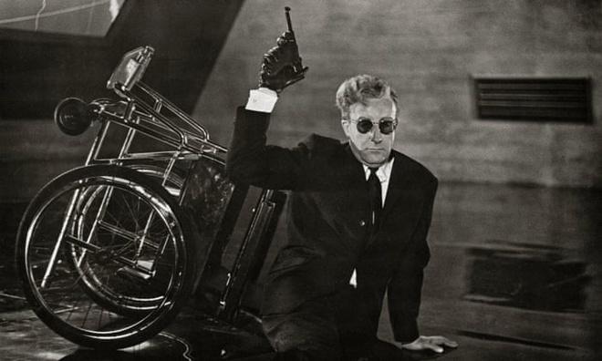 Cảnh ném bánh trong Dr. Strangelove (1964): Theo kịch bản ban đầu, bộ phim sẽ khép lại bằng cảnh các nhà lãnh đạo hàng đầu thế giới bắt đầu tranh cãi, dẫn tới một trận ném bánh lớn nhất từng được ghi hình trên màn ảnh. Cảnh phim được thực hiện trong khoảng hai tuần, với 2.000 chiếc bánh thật được sử dụng làm đạo cụ mỗi ngày. Tuy nhiên, toàn bộ số nháp quay cảnh phim này đã không được sử dụng do ảnh hưởng của vụ ám sát tổng thống John F. Kennedy. Ước tính chi phí cảnh phim rơi vào khoảng 2,108 triệu USD sau lạm phát.