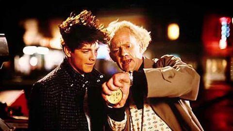 Cảnh của Eric Stoltz trong Back to the Future (1985): Không chỉ là tác phẩm kinh điển thuộc dòng phim khoa học viễn tưởng, Back to the Future còn đi vào lịch sử vì quyết định đổi nam chính ngay trên phim trường sau 5 tuần ghi hình. Sự việc hi hữu là kết quả của xung đột giữa lãnh đạo hãng Universal với tác giả của bộ phim. Cuối cùng, lãnh đạo hãng phim đã chịu nhượng bộ và thay thế nam diễn viên Eric Stoltz bằng Michael J. Fox cho vai Marty McFly. Back to the Future được ghi hình lại từ đầu. Thay đổi khi sự đã rồi khiến Universal mất 4 triệu USD vào thời điểm đó, tương đương gần 9 triệu USD ngày nay.