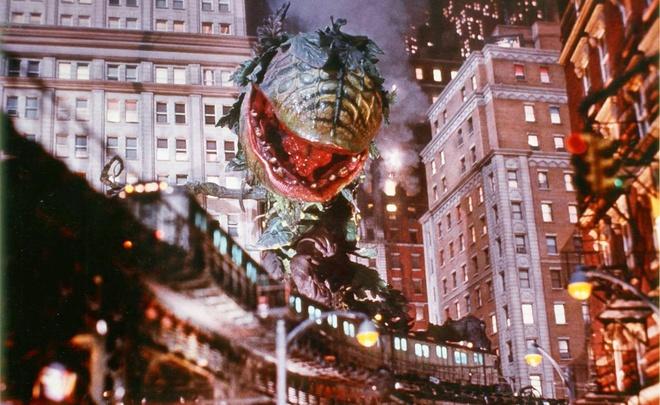 Cái kết thay thế của Little Shop of Horrors (1986): Việc tiếp tục chỉnh sửa, quay lại, quay bù một số cảnh sau buổi chiếu thử một bộ phim là điều không còn xa lạ. Tuy nhiên, với Little Shop of Horrors, khán giả của hai lần chiếu thử đều yêu thích mọi thứ trong bộ phim, trừ… cái kết cây hoa ăn thịt nuốt trọn nam chính và người yêu của anh trước khi sinh sôi nảy nở khắp thế giới. Kết quả, 5 triệu USD (khoảng 20% kinh phí sản xuất tại thời điểm giữa thập niên 1980), công sức của gần 70 nghệ sĩ rối, một năm làm kỹ xảo điện ảnh và 5 tuần ghi hình kết tinh trong 12 phút phim đã bị cắt bỏ khỏi bản chiếu rạp.