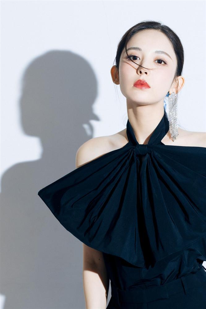 Cổ Lực Na Trát khoe nhan sắc hoàn hảo trên cơ Địch Lệ Nhiệt Ba-2