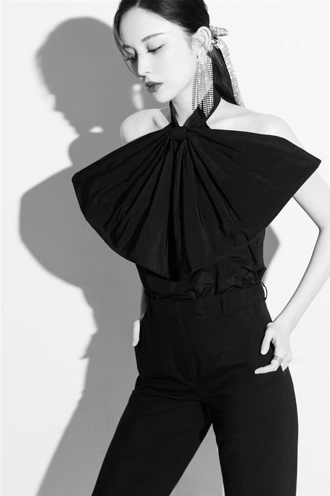 Cổ Lực Na Trát khoe nhan sắc hoàn hảo trên cơ Địch Lệ Nhiệt Ba-3