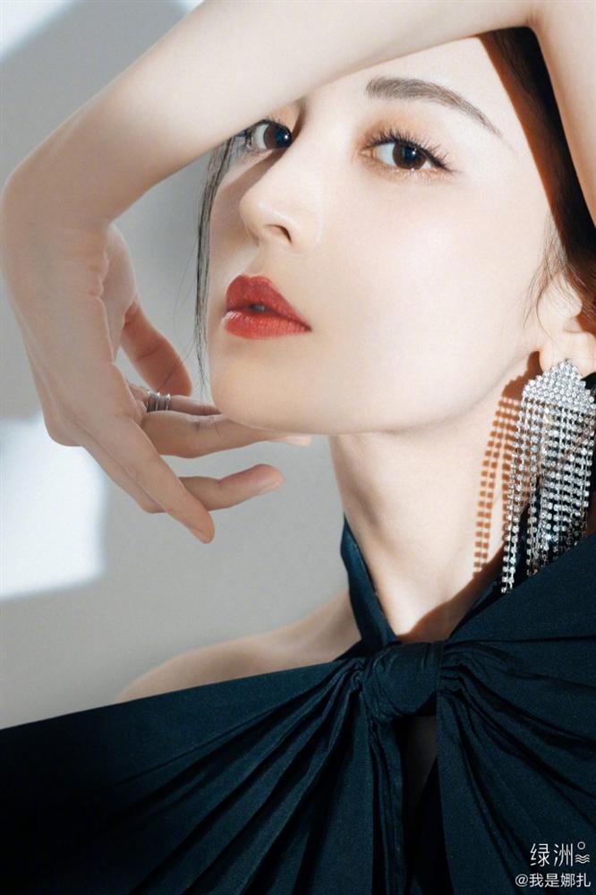 Cổ Lực Na Trát khoe nhan sắc hoàn hảo trên cơ Địch Lệ Nhiệt Ba-8