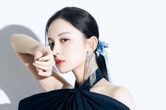 Cổ Lực Na Trát khoe nhan sắc hoàn hảo 'trên cơ' Địch Lệ Nhiệt Ba