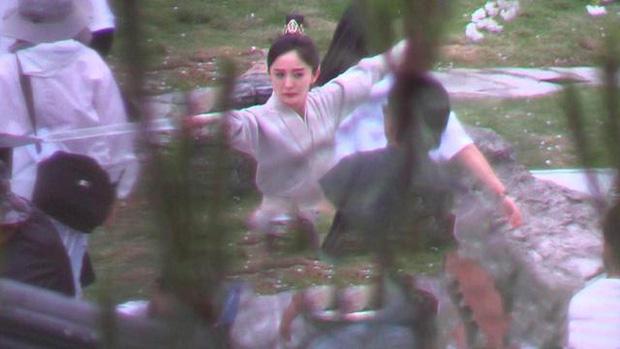 Dương Mịch làm sao thế này: Liên tục phốt thái độ, trợn mắt với nhân viên, khiến bạn diễn nam khúm núm sợ hãi-1