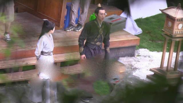 Dương Mịch làm sao thế này: Liên tục phốt thái độ, trợn mắt với nhân viên, khiến bạn diễn nam khúm núm sợ hãi-4