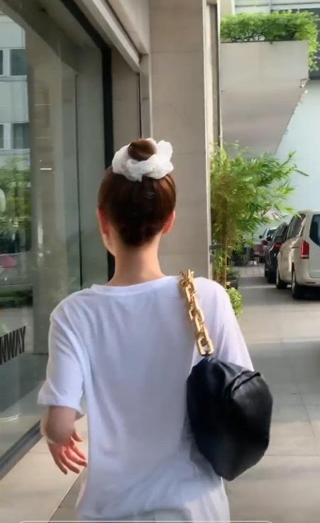 Ngọc Trinh đi dép lê vài chục nghìn kém sang hơn cả người giúp việc khi đi shopping-2