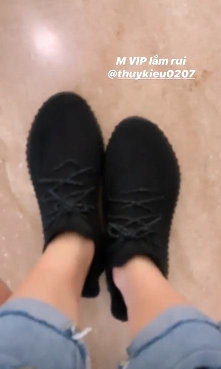 Ngọc Trinh đi dép lê vài chục nghìn kém sang hơn cả người giúp việc khi đi shopping-5