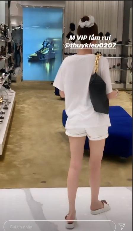 Ngọc Trinh đi dép lê vài chục nghìn kém sang hơn cả người giúp việc khi đi shopping-7