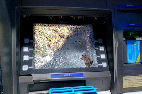 Bực tức vì bị máy ATM ở Sài Gòn nuốt thẻ, thanh niên dùng búa đập phá trụ-1