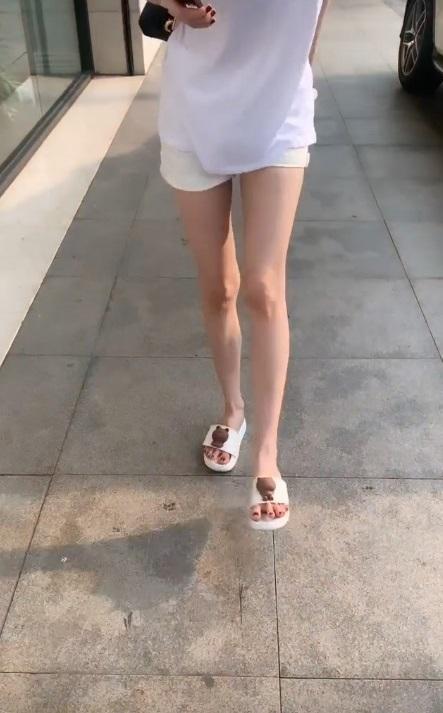 Ngọc Trinh đi dép lê vài chục nghìn kém sang hơn cả người giúp việc khi đi shopping-3