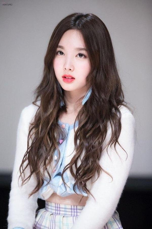 Nayeon là center, đồng thời là giọng ca chính của TWICE. Nhiều người cho rằng Nayeon là linh hồn của TWICE khi cô sở hữu gương mặt rạng rỡ, kĩ năng nhảy tốt và biểu cảm đa dạng.