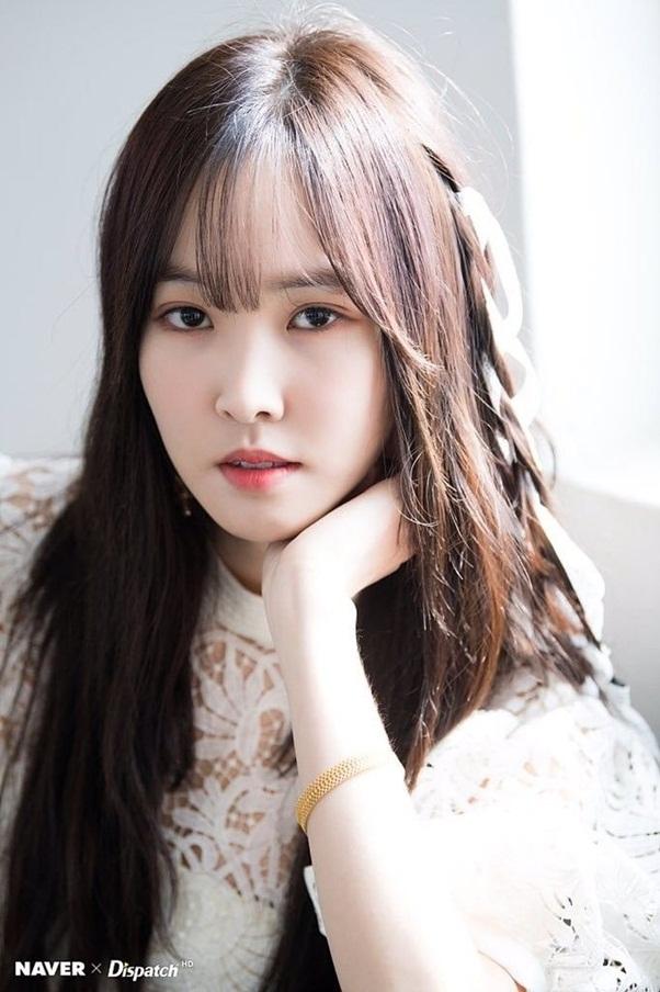 Yuju được biết tới nhiều nhất với vai trò  giọng ca chính của GFriend. Giọng ca đầy nội lực của Yuju khiến khán giả quên mất rằng nữ thần tượng cũng sở hữu khả năng nhảy ấn tượng, thanh thoát.