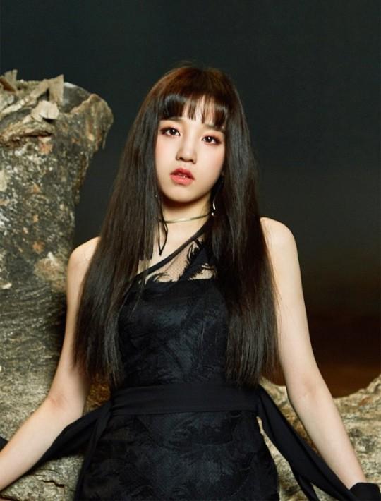 (G)I-dle Yuqi sinh năm 1999, sở hữu chất giọng trầm khàn đối lập với vẻ ngoài dễ thương. Nữ thần tượng không chỉ có khả năng trình diễn tốt mà còn có thể sáng tác và chơi nhạc cụ. Cô còn nhận được nhiều yêu thích sau khi tham gia 