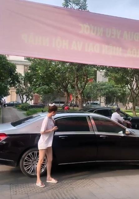 Ngọc Trinh đi dép lê vài chục nghìn kém sang hơn cả người giúp việc khi đi shopping-1