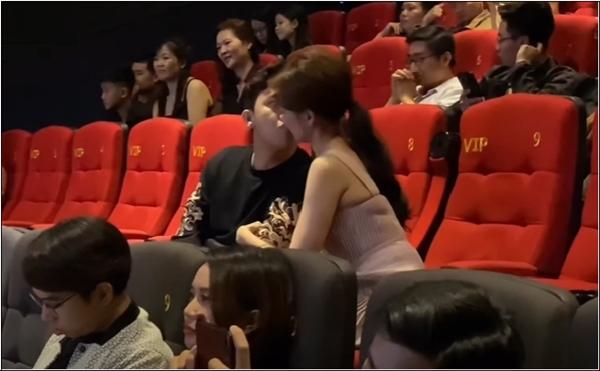 Trấn Thành - Hari Won gây tranh cãi khi liên tục hôn nhau chốn đông người-1