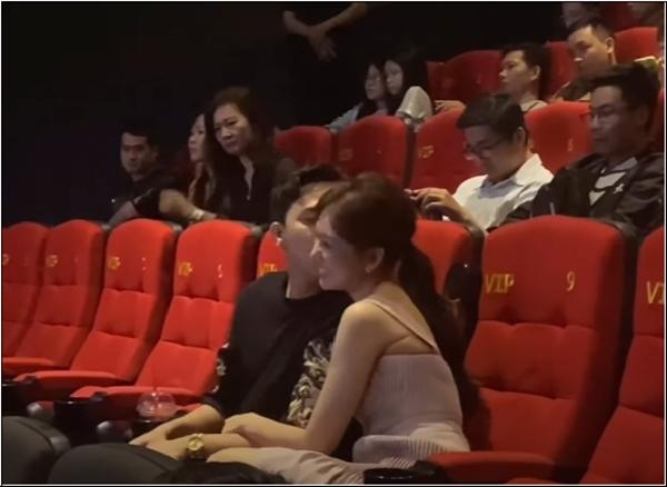 Trấn Thành - Hari Won gây tranh cãi khi liên tục hôn nhau chốn đông người-5